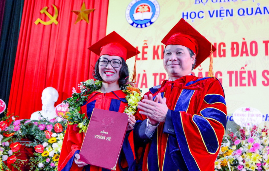 GS Phạm Quang Trung trao bằng tiến sĩ cho nghiên cứu sinh