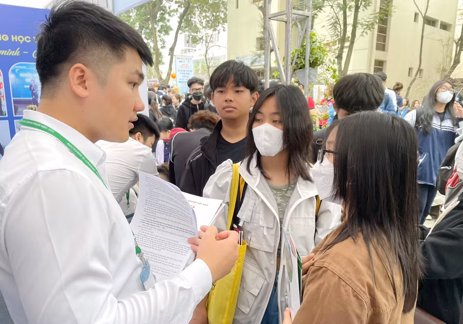 Thí sinh tìm hiểu về các ngành nông - lâm - ngư nghiệp tại Ngày hội tư vấn, tuyển sinh, hướng nghiệp năm 2023.