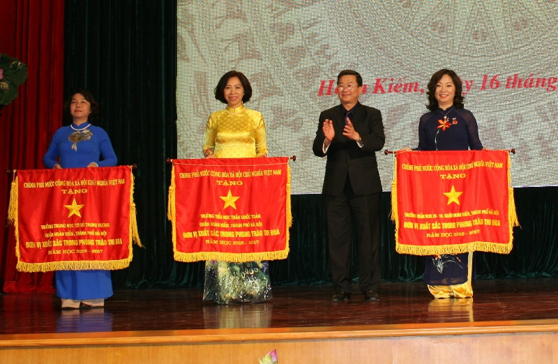 Đồng chí Hoàng Công Khôi, Bí thư Quận uỷ Hoàn Kiếm, trao Cờ thi đua của Chính phủ cho 3 tập thể: Trường Mầm non 20-10, Trường Tiểu học Trần Quốc Toản, Trường THCS Trưng Vương