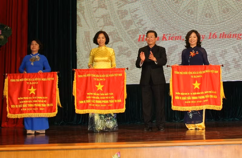 Đồng chí Hoàng Công Khôi, Bí thư Quận uỷ Hoàn Kiếm, trao Cờ thi đua của Chính phủ cho 3 tập thể: Trường Mầm non 20-10, Trường Tiểu học Trần Quốc Toản, Trường THCS Trưng Vương