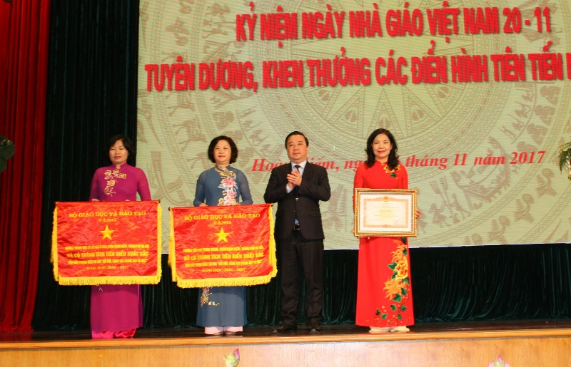 Đồng chí Chử Xuân Dũng, Giám đốc Sở GD&ĐT Hà Nội, trao Bằng khen của Thủ tướng Chính phủ cho Trường Tiểu học Thăng Long; trao Cờ thi đua của Bộ GD&ĐT cho Trường Tiểu học Trương Vương và Trường THCS Ngô Sĩ Liên