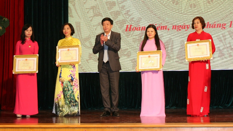 Đồng chí Dương Đức Tuấn, Phó Bí thư Quận uỷ, Chủ tịch HĐND quận Hoàn Kiếm trao Bằng khen của Bộ GD&ĐT cho 2 tập thể: Trường Mẫu giáo Tuổi thơ, Trường THCS Nguyễn Du và 2 cá nhân có thành tích xuất sắc