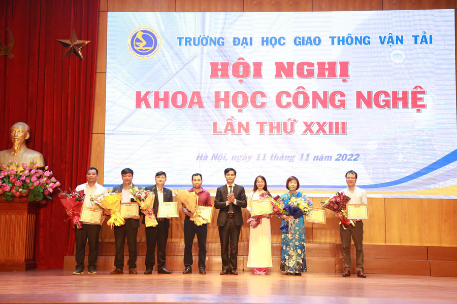Khen thưởng các giảng viên có nhiều đóng góp trong hoạt động KHCN.