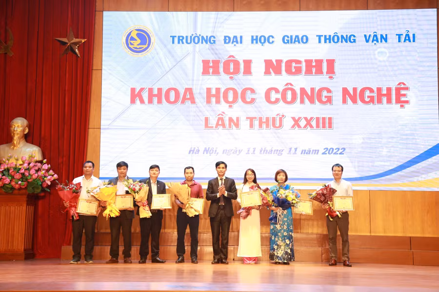 Khen thưởng các giảng viên có nhiều đóng góp trong hoạt động KHCN.