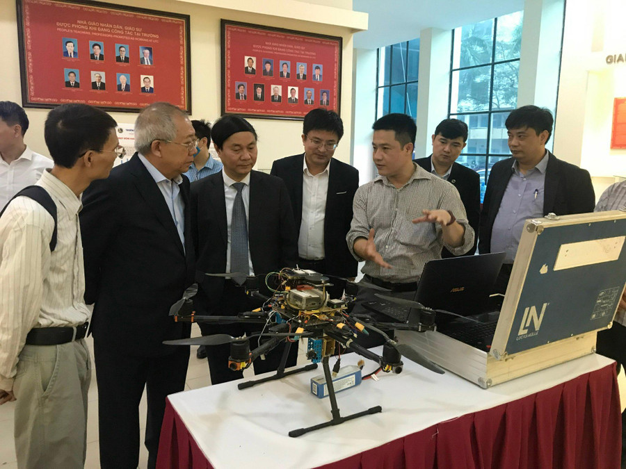 GS.TS Trần Văn Nhung, nguyên Thứ trưởng Bộ GD&amp;ĐT thăm các công trình nghiên cứu của giảng viên nhà trường.