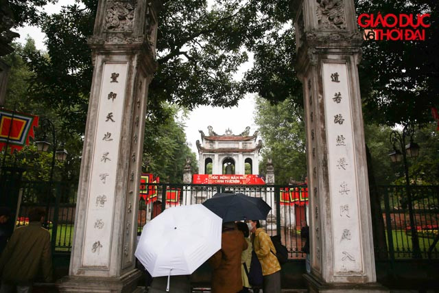 Sáng nay, rất nhiều du khách đến Văn Miếu - Quốc Tử Giám bày tỏ sự ngạc nhiên khi nơi đây đóng cửa.