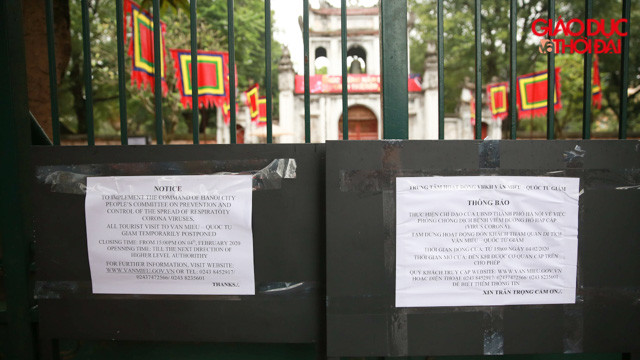Phía bên ngoài Văn Miếu có dán thông báo đóng cửa để phòng, chống dịch corona.