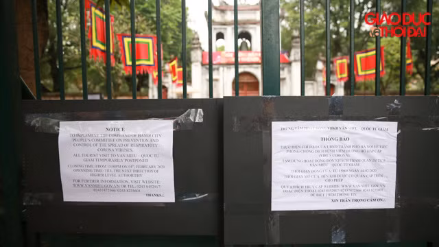 Phía bên ngoài Văn Miếu có dán thông báo đóng cửa để phòng, chống dịch corona.