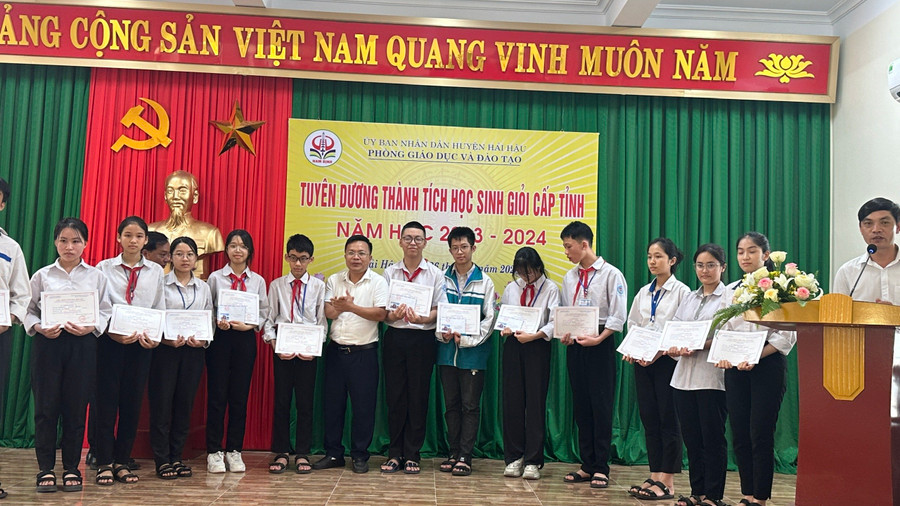 Học sinh Trường THCS Hải Hậu trong lễ tuyên dương khen thưởng học sinh giỏi cấp tỉnh năm 2024. Học sinh Trường THCS Hải Hậu trong lễ tuyên dương khen thưởng học sinh giỏi cấp tỉnh năm 2024.