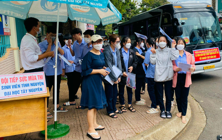 Các thí sinh là học sinh của trường THPT DTNT Tây Nguyên được Nhà trường bố trí xe đưa đón và có giáo viên hướng dẫn vào tận khu vực thi. Các thí sinh là học sinh của trường THPT DTNT Tây Nguyên được Nhà trường bố trí xe đưa đón và có giáo viên hướng dẫn vào tận khu vực thi.