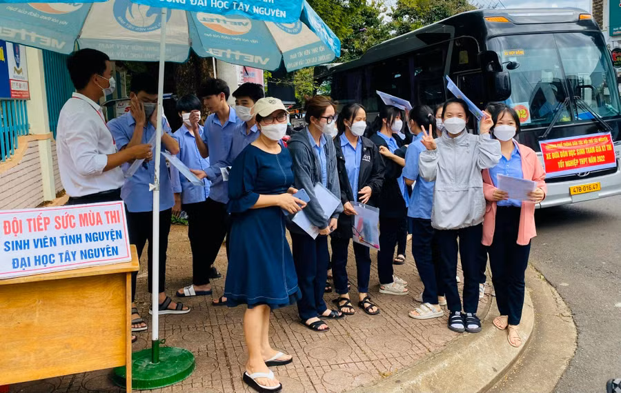 Các thí sinh là học sinh của trường THPT DTNT Tây Nguyên được Nhà trường bố trí xe đưa đón và có giáo viên hướng dẫn vào tận khu vực thi.