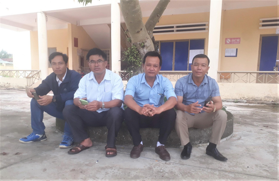 Nhóm các thầy giáo Trường THPT Krông Bông tham gia coi thi tại điểm thi THPT Ea Súp. Nhóm các thầy giáo Trường THPT Krông Bông tham gia coi thi tại điểm thi THPT Ea Súp.