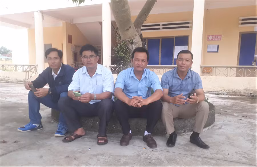 Nhóm các thầy giáo Trường THPT Krông Bông tham gia coi thi tại điểm thi THPT Ea Súp.