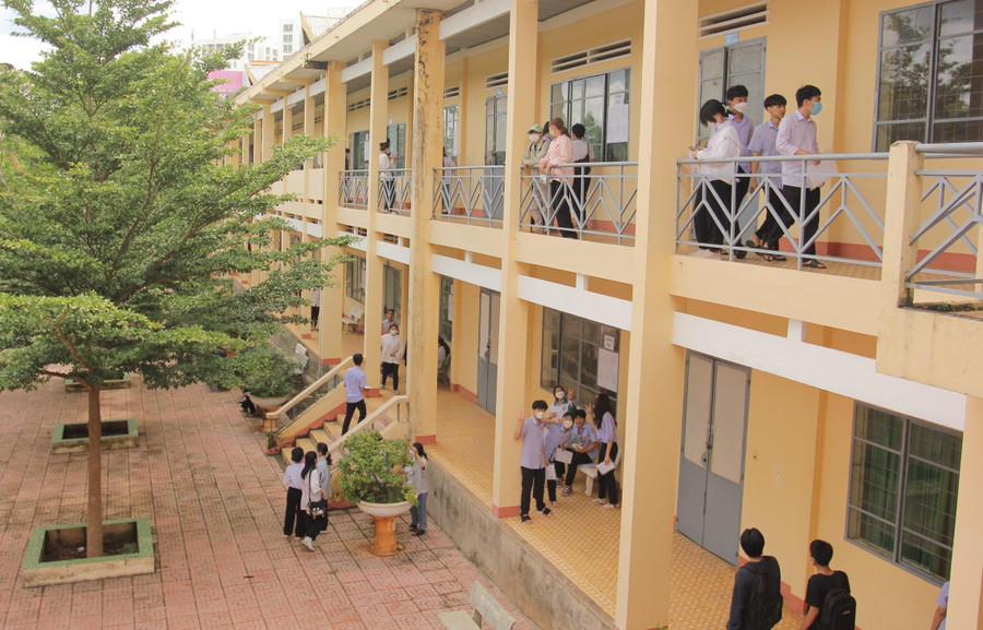 Các thí sinh tại điểm thi THPT Buôn Ma Thuột phấn khởi, tự tin trước giờ "vượt vũ môn". Các thí sinh tại điểm thi THPT Buôn Ma Thuột phấn khởi, tự tin trước giờ "vượt vũ môn".
