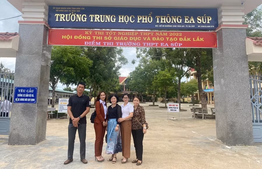 Vượt qua quãng đường khó khăn, nhóm giáo viên Trường THPT Lê Hữu Trác đã có mặt tại điểm thi THPT Ea Súp.