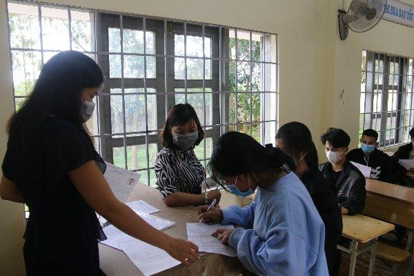 Thí sinh dự thi tại điểm thi THPT Đắk R'Lấp điều chỉnh sai sót trong hồ sơ đăng ký dự thi. Thí sinh dự thi tại điểm thi THPT Đắk R'Lấp điều chỉnh sai sót trong hồ sơ đăng ký dự thi.