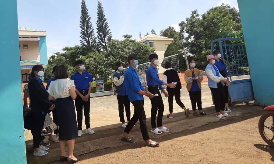 Thí sinh đến làm thủ tục dự thi tại điểm thi THPT Nguyễn Tất Thành. Thí sinh đến làm thủ tục dự thi tại điểm thi THPT Nguyễn Tất Thành.