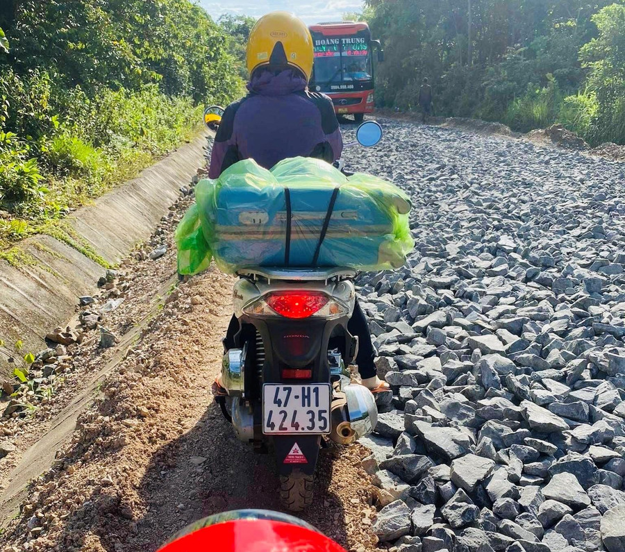 Dù khó khăn, các giáo viên vẫn nỗ lực đến điểm thi sớm để hoàn thành nhiệm vụ. Dù khó khăn, các giáo viên vẫn nỗ lực đến điểm thi sớm để hoàn thành nhiệm vụ.