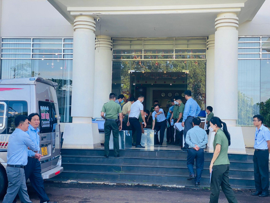 Trưởng các điểm thi nhận đề thi từ Hội đồng thi. Trưởng các điểm thi nhận đề thi từ Hội đồng thi.