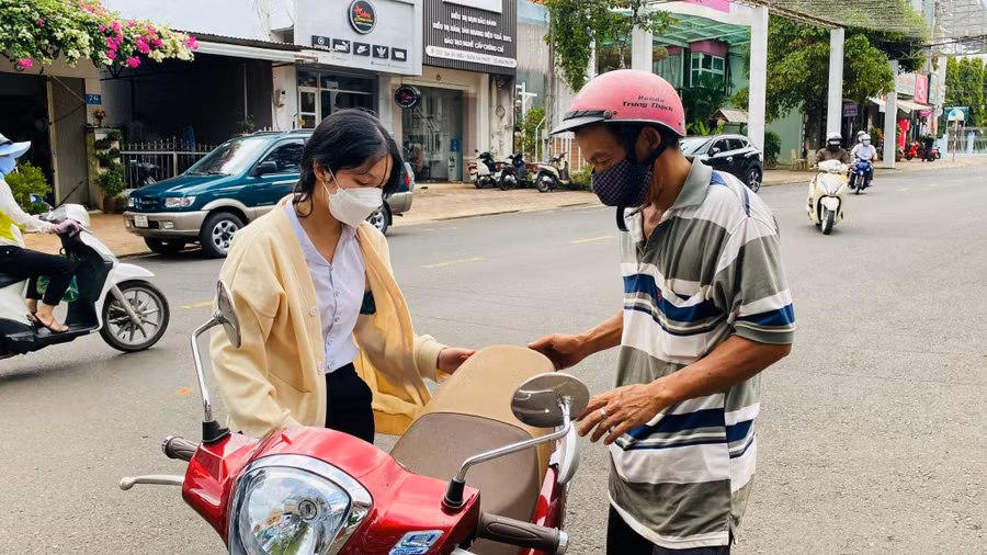 Người cha làm nghề thợ hồ, nhưng vẫn xin nghỉ 3 ngày để đưa đón con gái đi thi nhằm bảo đảm an toàn.