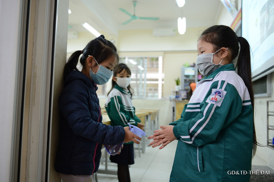 Trước đó, vào ngày mùng 5 Tết và cuối tuần vừa qua, nhà trường đã tiến hành phun khử khuẩn toàn bộ lớp học, khuôn viên trường học. Trước đó, vào ngày mùng 5 Tết và cuối tuần vừa qua, nhà trường đã tiến hành phun khử khuẩn toàn bộ lớp học, khuôn viên trường học.