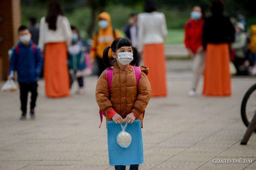 Bà Lê Thị Tuyết Lan, Hiệu trưởng trường Tiểu học Xuân Phương cho biết, nhà trường đã tổng vệ sinh, khử khuẩn từ mùng 3 Tết. Nửa tháng nay, trường có 5 lần được phun khử khuẩn. Bà Lê Thị Tuyết Lan, Hiệu trưởng trường Tiểu học Xuân Phương cho biết, nhà trường đã tổng vệ sinh, khử khuẩn từ mùng 3 Tết. Nửa tháng nay, trường có 5 lần được phun khử khuẩn.
