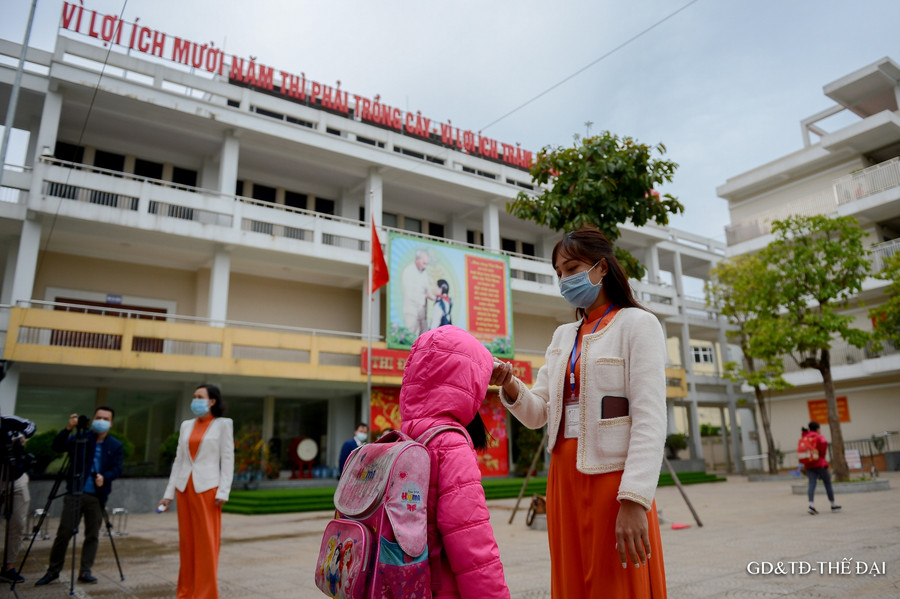 Tổ chuyên môn gồm 5 -7 thầy, cô đo thân nhiệt ngay ở cổng trường. Khi vào lớp, học sinh rửa tay khô hoặc rửa ở bồn rửa tay.