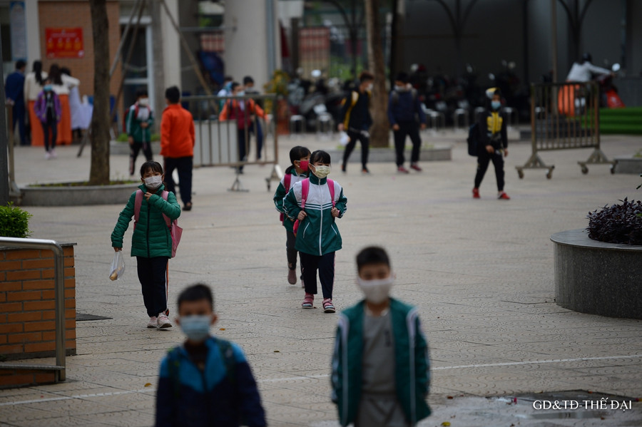 Bà Lê Thị Tuyết Lan cũng cho biết: “Trường hợp F0 của trường là học sinh Nam Khánh (lớp 3E) được trở về nhà. Nhưng mẹ của Nam Khánh vẫn ở trong khu cách ly. Do đó, khi nào cả gia đình của con đủ thời gian cách ly theo quy định của Bộ Y tế, Nam Khánh mới được trở lại trường. Để đảm bảo chương trình học cho Nam Khánh, chúng tôi bố trí 7 giáo viên dạy trực tuyến. Cụ thể, cô giáo chủ nhiệm dạy 2 buổi chủ yếu là Tiếng Việt. Các buổi tối khác sẽ có giáo viên các môn khác. Chương trình học đã được tổ chuyên môn xây dựng video và gửi cho Nam Khánh học”. Bà Lê Thị Tuyết Lan cũng cho biết: “Trường hợp F0 của trường là học sinh Nam Khánh (lớp 3E) được trở về nhà. Nhưng mẹ của Nam Khánh vẫn ở trong khu cách ly. Do đó, khi nào cả gia đình của con đủ thời gian cách ly theo quy định của Bộ Y tế, Nam Khánh mới được trở lại trường. Để đảm bảo chương trình học cho Nam Khánh, chúng tôi bố trí 7 giáo viên dạy trực tuyến. Cụ thể, cô giáo chủ nhiệm dạy 2 buổi chủ yếu là Tiếng Việt. Các buổi tối khác sẽ có giáo viên các môn khác. Chương trình học đã được tổ chuyên môn xây dựng video và gửi cho Nam Khánh học”.