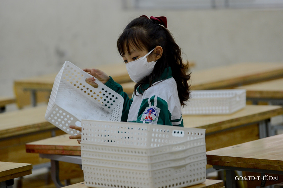 Vừa qua ngày 27/2, toàn bộ cán bộ, giáo viên, nhân viên nhà trường tổ chức lao động dọn vệ sinh lớp học, khuôn viên nhà trường. Sáng 1/3, toàn trường họp Hội đồng sư phạm, kiểm tra lại cơ sở vật chất, điều kiện phòng chống dịch COVID-19; phát dung dịch sát khuẩn, khẩu trang cho các lớp; thông qua một lần nữa kế hoạch đón học sinh trở lại trường ngày hôm nay 2/3. Vừa qua ngày 27/2, toàn bộ cán bộ, giáo viên, nhân viên nhà trường tổ chức lao động dọn vệ sinh lớp học, khuôn viên nhà trường. Sáng 1/3, toàn trường họp Hội đồng sư phạm, kiểm tra lại cơ sở vật chất, điều kiện phòng chống dịch COVID-19; phát dung dịch sát khuẩn, khẩu trang cho các lớp; thông qua một lần nữa kế hoạch đón học sinh trở lại trường ngày hôm nay 2/3.