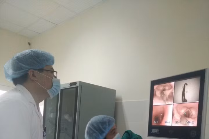 Gắp con vắt trong họng người phụ nữ