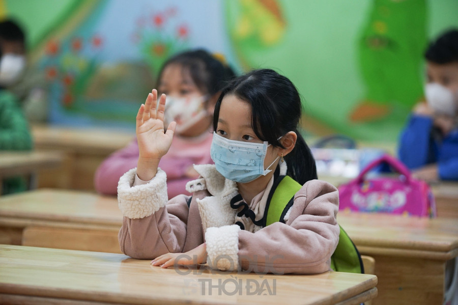 Chùm ảnh: Học sinh tiểu học tại Hà Nội trở lại trường học trực tiếp ảnh 11