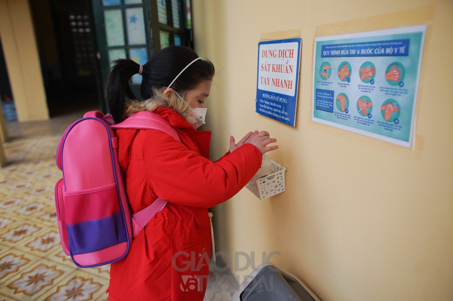 Chùm ảnh: Học sinh tiểu học tại Hà Nội trở lại trường học trực tiếp ảnh 8