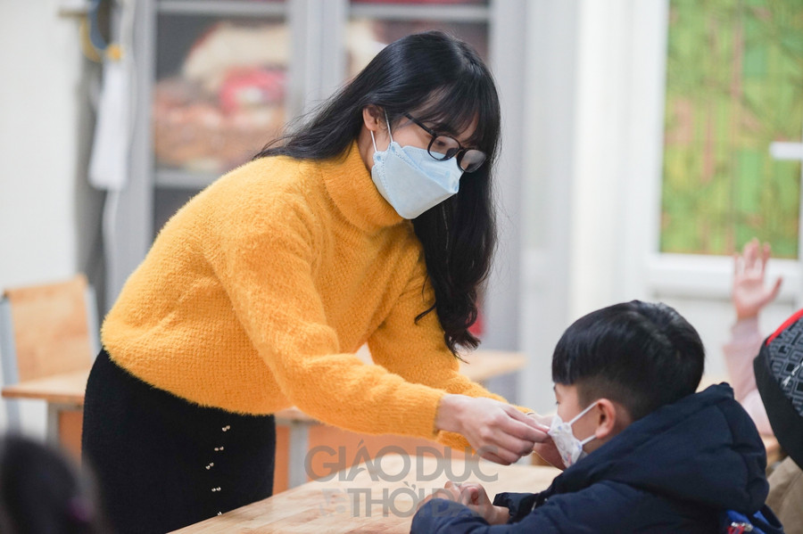 Trong buổi sáng đầu tiên đi học những phút đầu tiên của tiết học, học sinh sẽ được giáo viên hướng dẫn về an toàn phòng chống dịch bệnh.