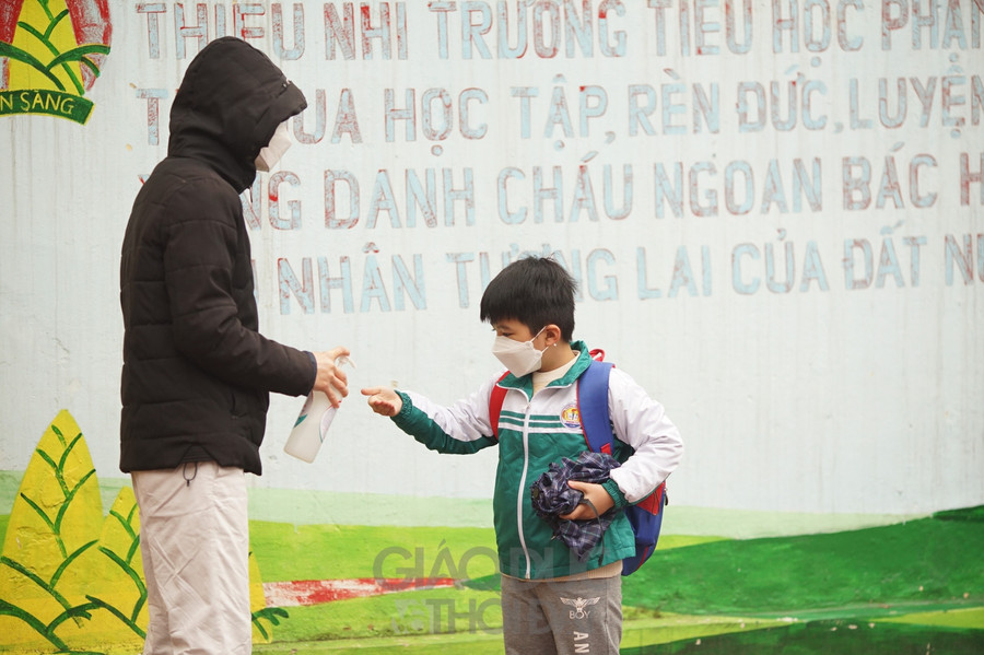 Thực hiện theo đúng chỉ đạo của TP, Sở Giáo dục và Đào tạo Hà Nội nhà trường cho học sinh học chia làm 2 ca học sáng và chiều.