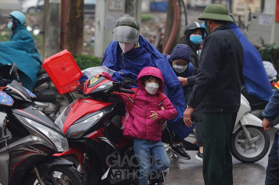 Chùm ảnh: Học sinh tiểu học tại Hà Nội trở lại trường học trực tiếp ảnh 1
