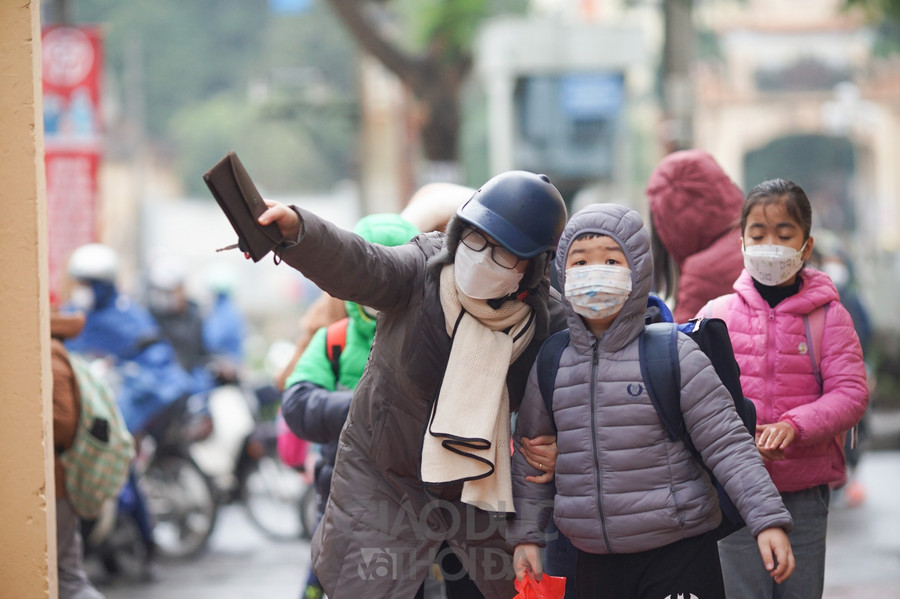 Tại trường tiểu học Phạm Tu (Thanh Trì- Hà Nội) hôm nay ngày đầu tiên sau nhiều tháng học sinh tiểu học đi học trở lại.