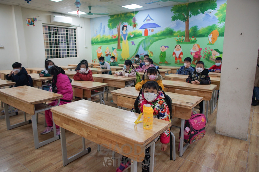 Chùm ảnh: Học sinh tiểu học tại Hà Nội trở lại trường học trực tiếp ảnh 10