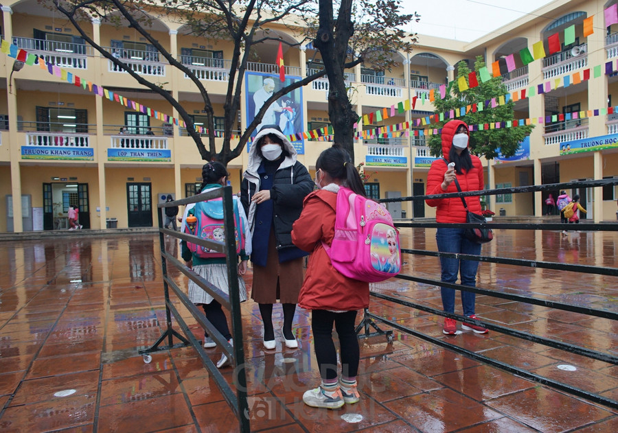 Nhà trường đã phân công giáo viên, nhân viên tại các vị trí để làm nhiệm vụ đo thân nhiệt, rửa tay khử khuẩn cho các em trước khi vào trong trường học.