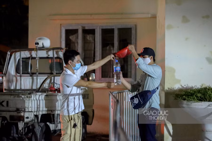 Nhiều người không ra ngoài mua đồ được nên đã nhờ người bên ngoài mua, sau đó chuyển qua hàng rào.