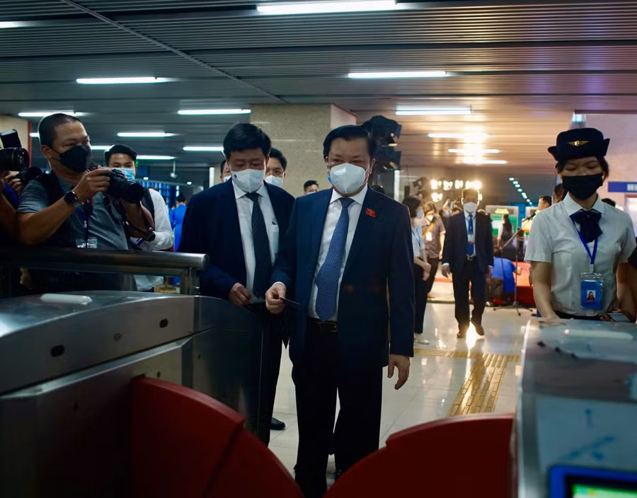 Bí thư Thành ủy Hà Nội Đinh Tiến Dũng và lãnh đạo TP Hà Nội có mặt tại nhà ga Cát Linh từ rất sớm để kiểm tra, nghe giới thiệu về quy trình bán vé, quầy vé kiểm tra vé đối với hành khách.