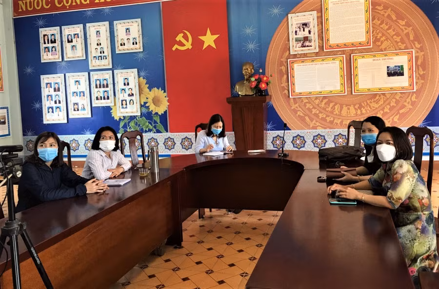 Tổ Ngữ văn - Trường THPT Trần Nhân Tông (huyện Ea Kar) tham dự buổi giới thiệu bản mẫu SGK lớp 10, năm học 2022-2023.