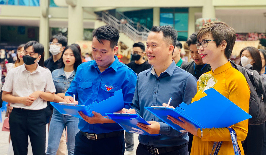 Ban Giám khảo chấm điểm các phần thi của sinh viên. Ban Giám khảo chấm điểm các phần thi của sinh viên.