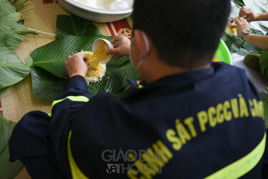 Hoạt động gói bánh chưng này đã giúp các chiến sĩ vơi đi phần nào nỗi nhớ nhà, yên tâm ở lại đơn vị đón tết.