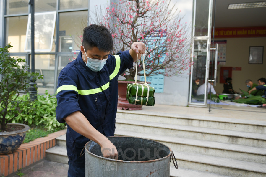 Khoảnh khắc giản dị của những chiến sĩ Công an quây quần gói bánh chưng đón Tết ảnh 19