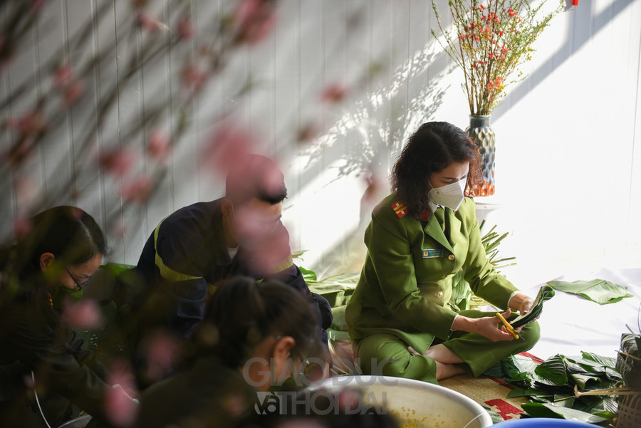 Khoảnh khắc giản dị của những chiến sĩ Công an quây quần gói bánh chưng đón Tết ảnh 13