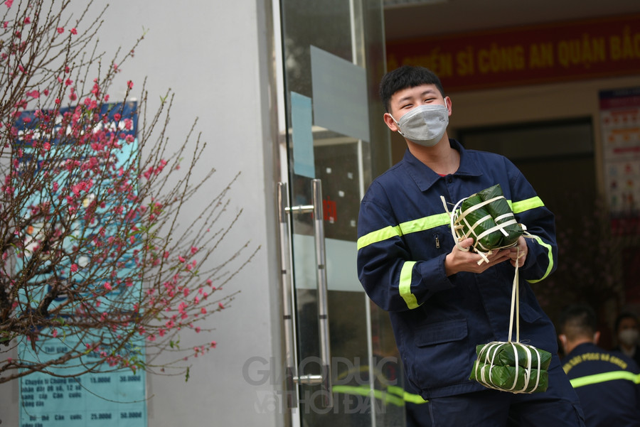 Khoảnh khắc giản dị của những chiến sĩ Công an quây quần gói bánh chưng đón Tết ảnh 17