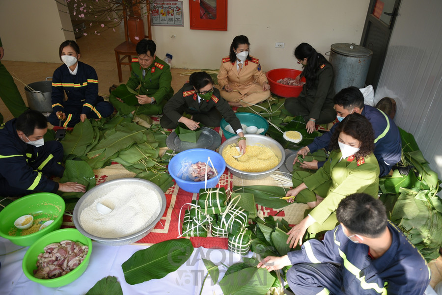 CBCS của đơn vị đã phân công nhau lo việc gói bánh chưng.