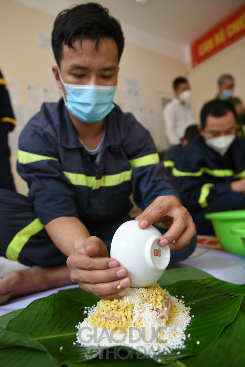 Khoảnh khắc giản dị của những chiến sĩ Công an quây quần gói bánh chưng đón Tết ảnh 10