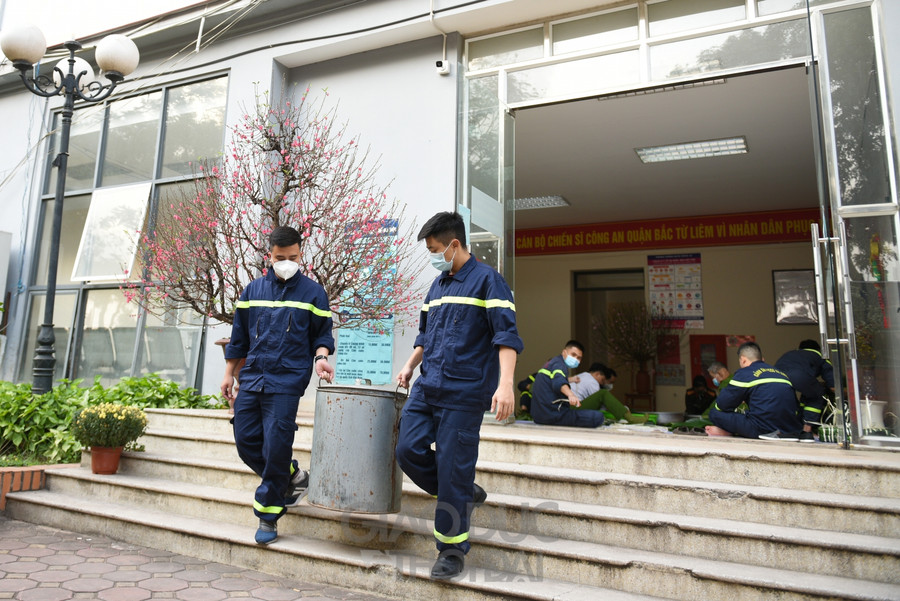 Nồi bánh chưng giản dị, ấm tình đồng đội của các CBCS Công an quận Bắc Từ Liêm.