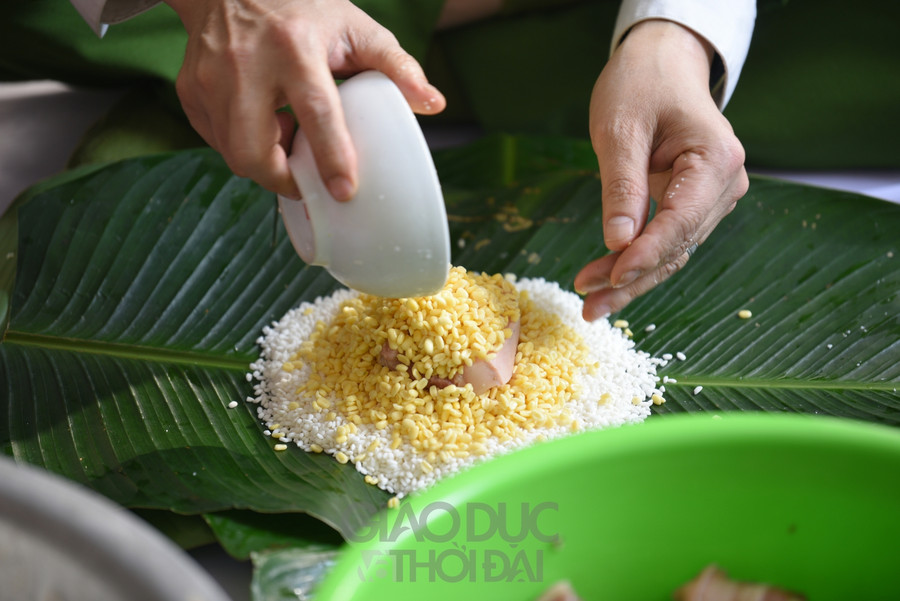 Khoảnh khắc giản dị của những chiến sĩ Công an quây quần gói bánh chưng đón Tết ảnh 7